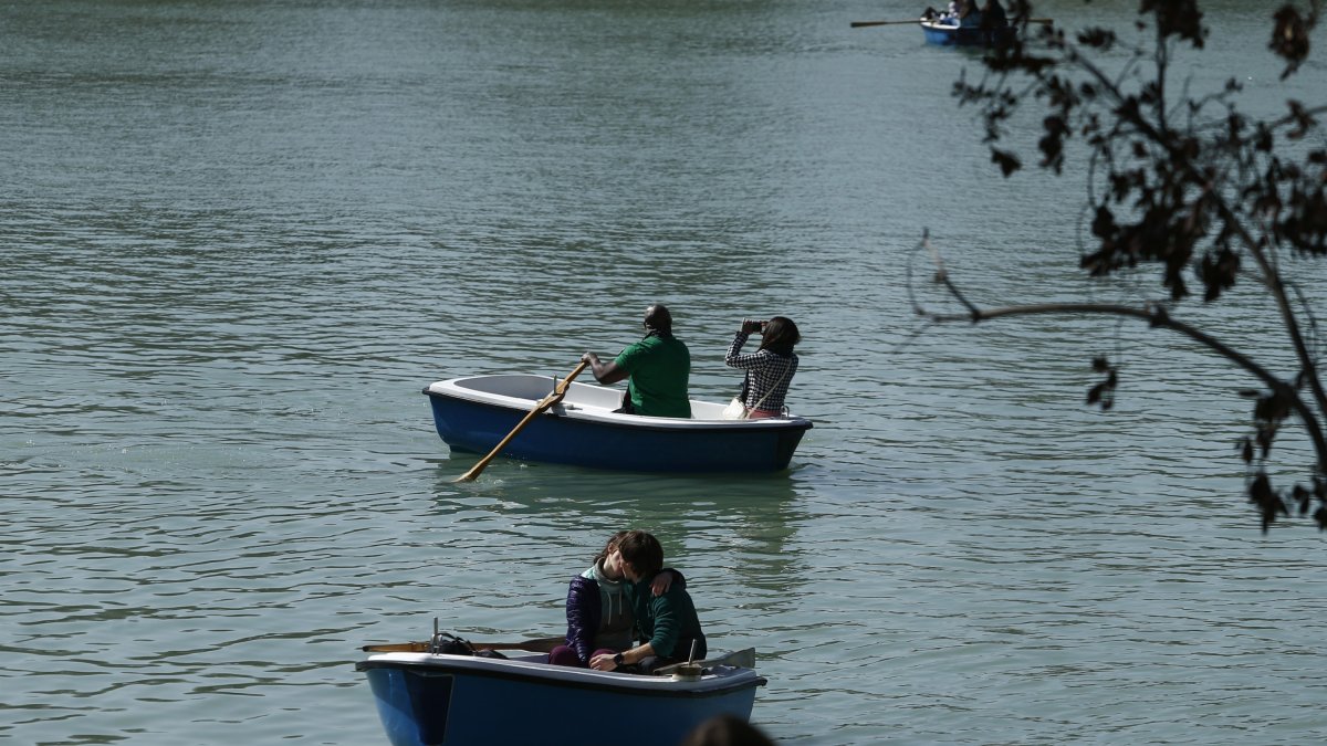 Archivo - Una pareja en el Parque de El Retiro, en Madrid, en una fotografía de archivo.
