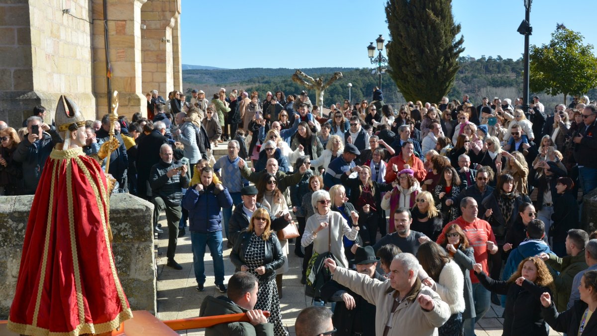 Cientos de vecinos bailaron la Jota frente al Santo.