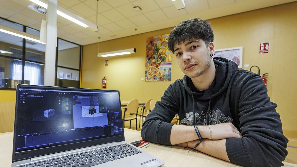 El estudiante de la UBU Álex da Silva muestra su trabajo sobre una arca ferrata romana.