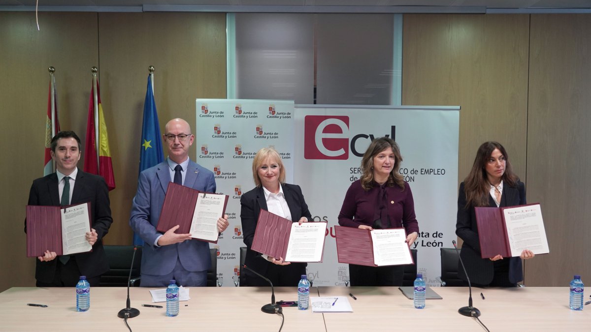 La consejera de Industria, Comercio y Empleo, Leticia García, firma con las universidades públicas el protocolo para el desarrollo del programa Incofi, Incorporación, Consolidación y Fidelización del Talento Joven en el sector empresarial de Castilla y León.