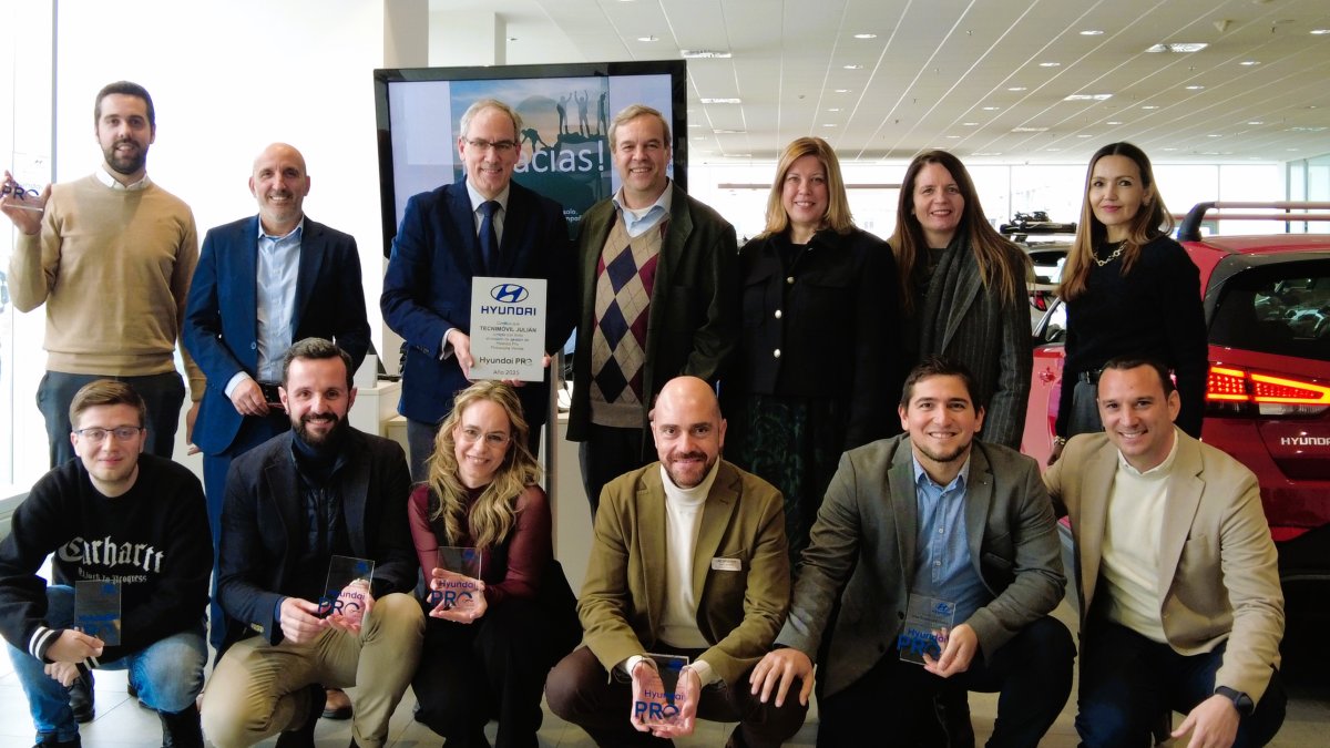 El equipo de Tecnimóvil Julián, encabezado por su jefe de ventas Federico Abando, recibió esta certificación en un acto con Antonio de la Fuente, jefe regional norte de Hyundai Motor España.