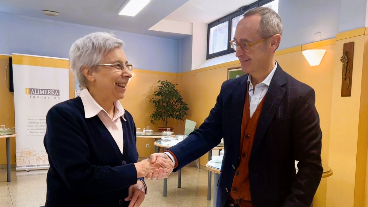 Sor Manuela Rubio, directora del Centro de Acogida San Vicente de Paúl, y Antonio Blanco Prieto, director de la Fundación Alimerka.