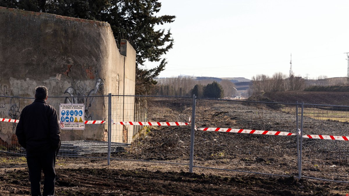 Un hombre contempla la zona destinada a la ampliación del bulevar ferroviario.