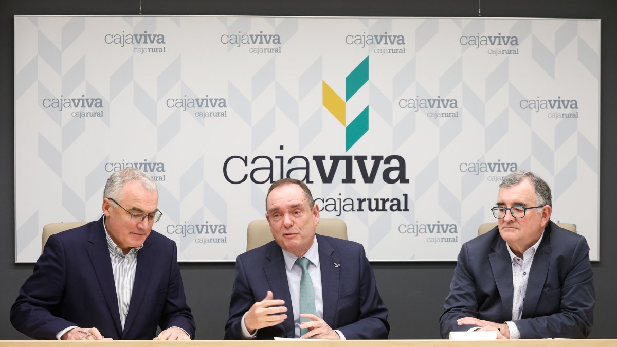 José María Calzada (UBU), Ramón Sobremonte (Cajaviva Caja Rural) y Pablo Arranz (UBU) presentaron un nuevo número del Boletín de Coyuntura Económica.