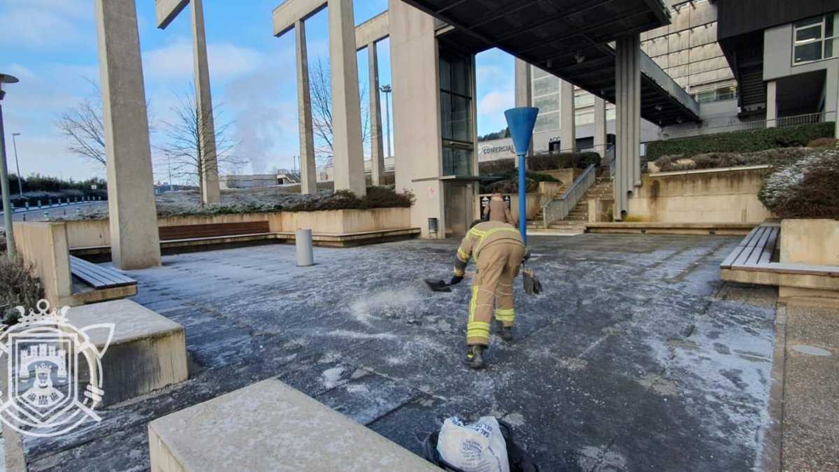 Los Bomberos limpian el acceso al HUBU.