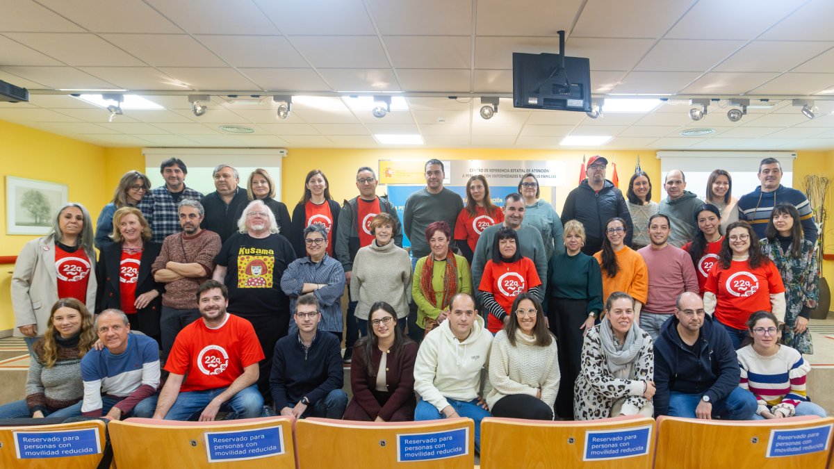 Foto de familia de los asistentes a la tercera jornada-encuentro promovida por la Asociación Síndrome 22q11 en el Creer.