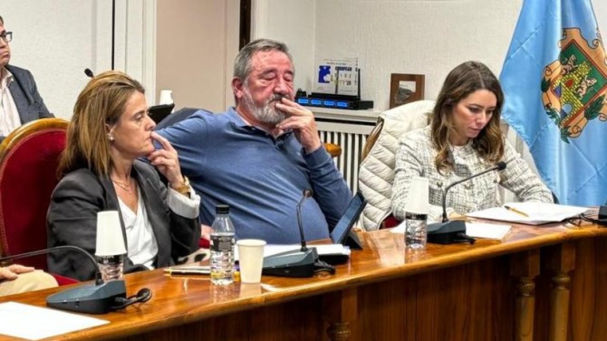 A la derecha, Virginia Martínez, junto a otros ediles del PP.