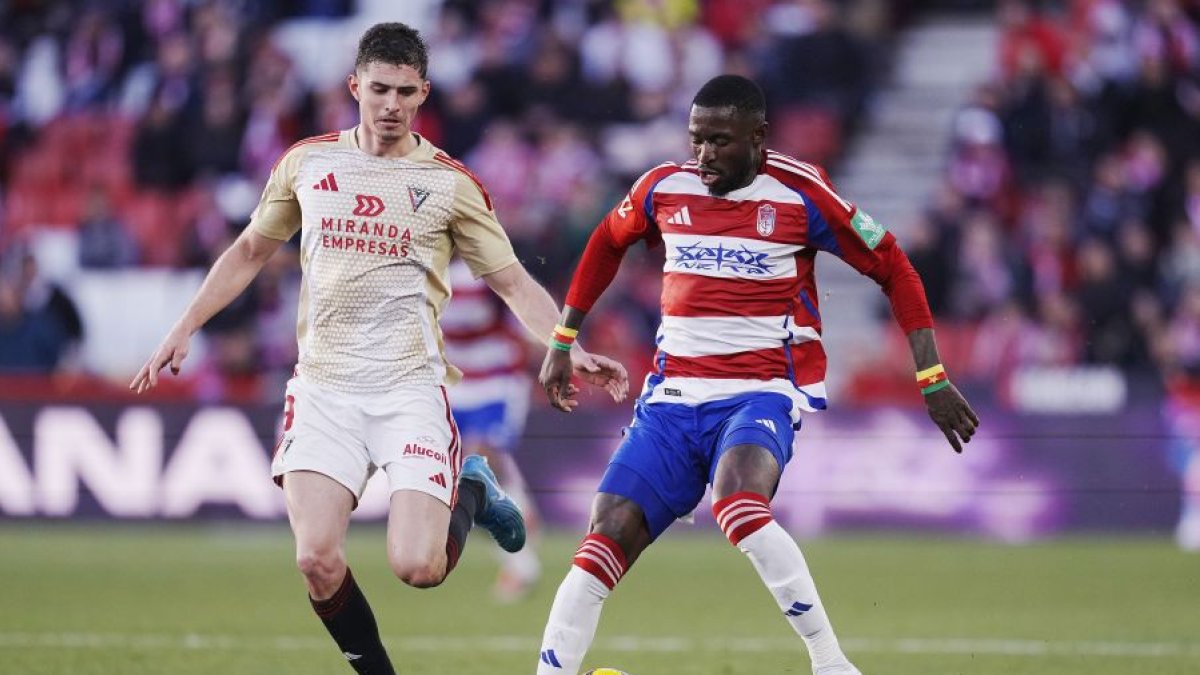 Imagen del partido entre el Granada y el Mirandés.