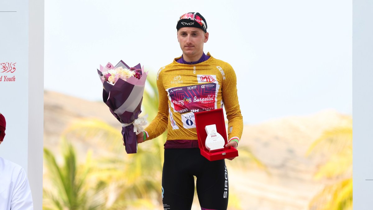 Rodrigo Álvarez, en el podio con el maillot de la combatividad.