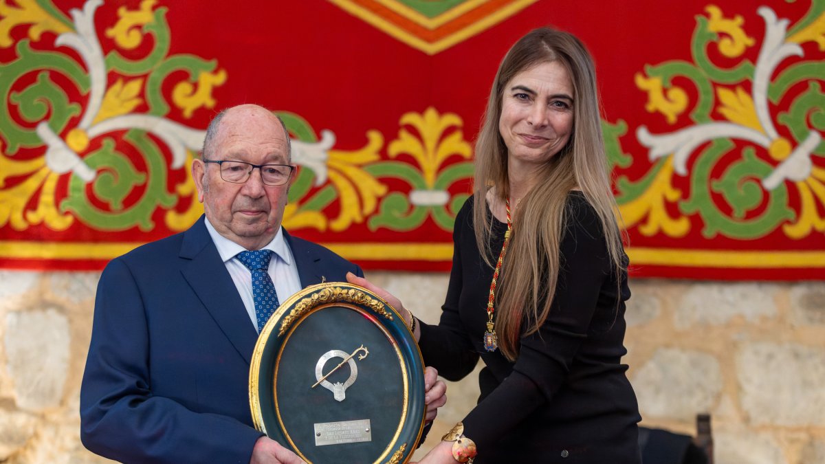 Carolina Álvarez entrega el Báculo de Oro 2025 a Roberto Balbás.