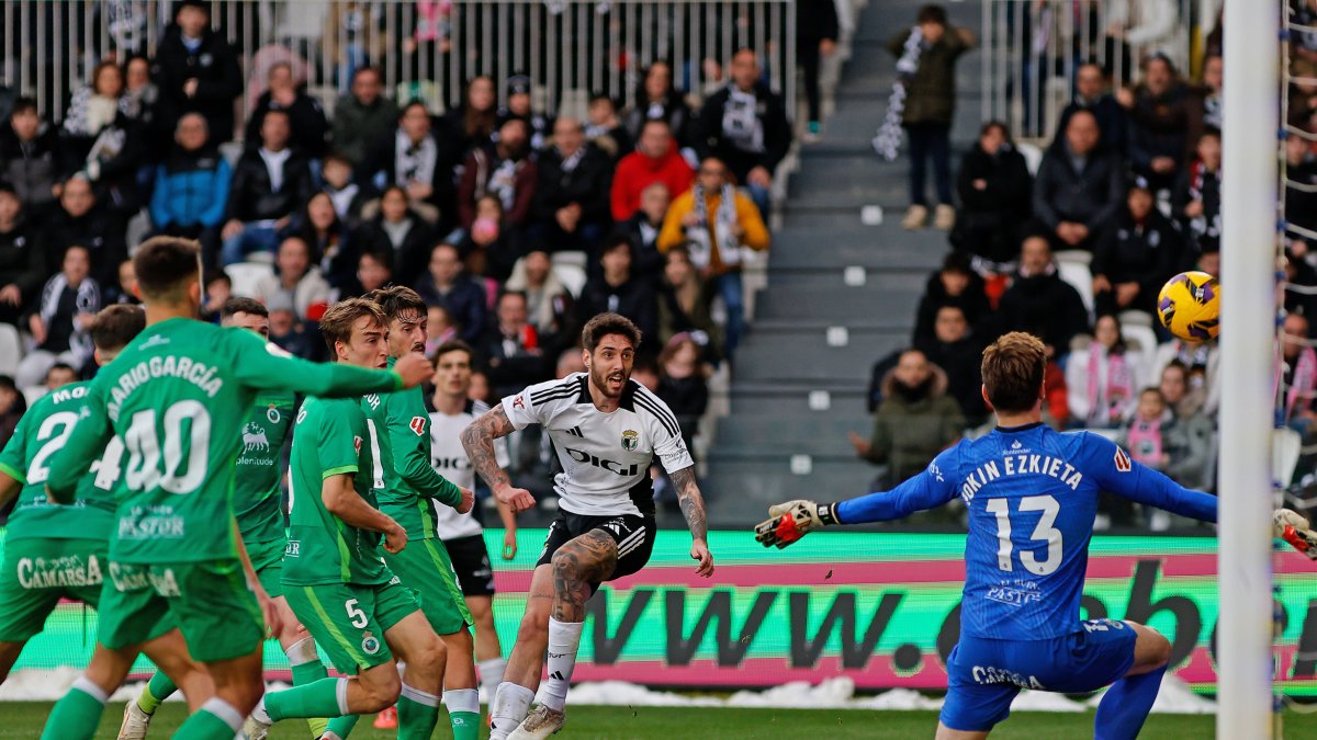 Imagen del partido entre el Burgos CF y el Racing de Santander.