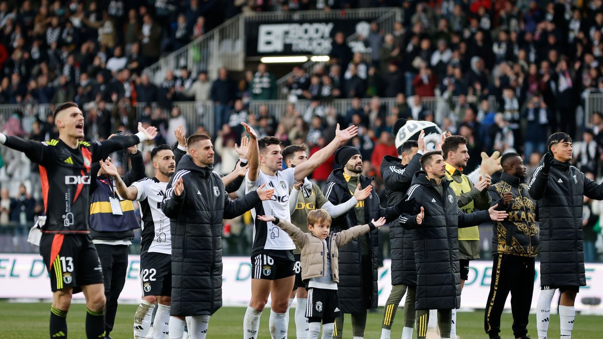 Los jugadores celebran con la afición el triunto.