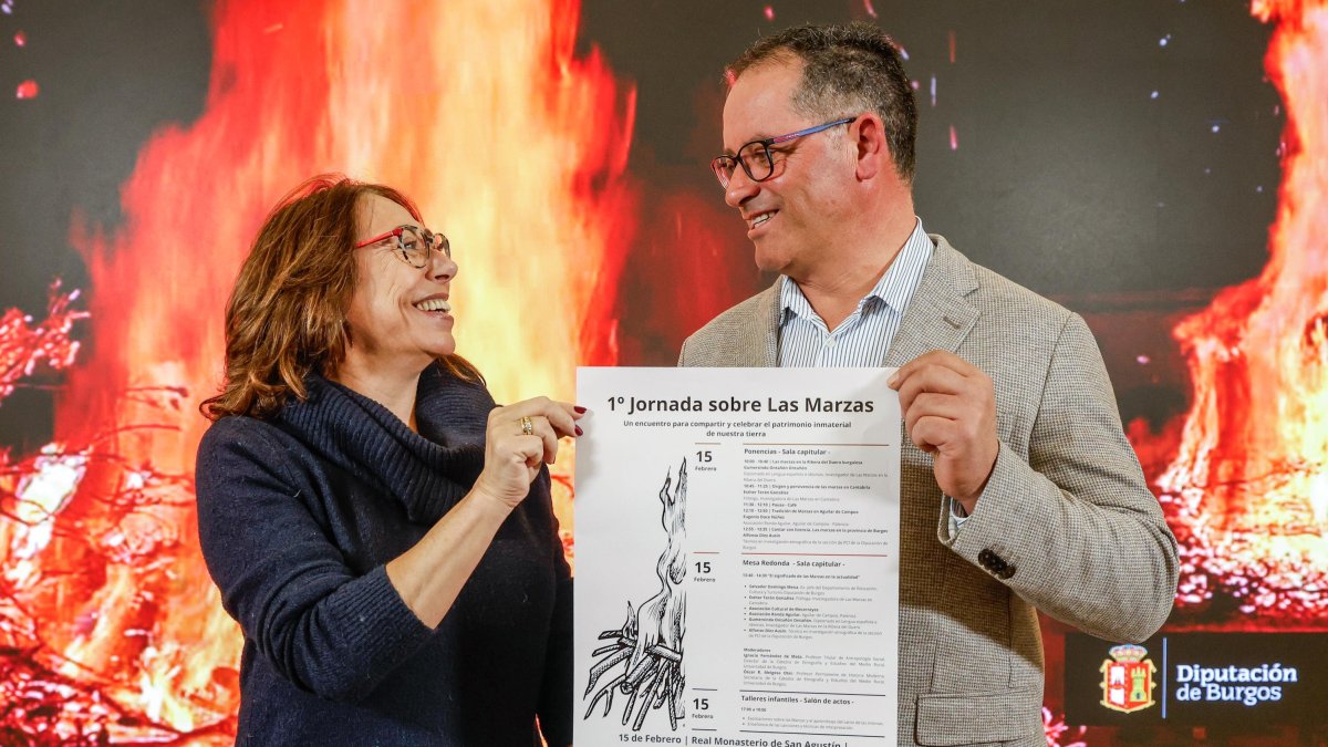 Raquel Contreras y Javier Arroyo, diputados provinciales del PP, presentan el acto.