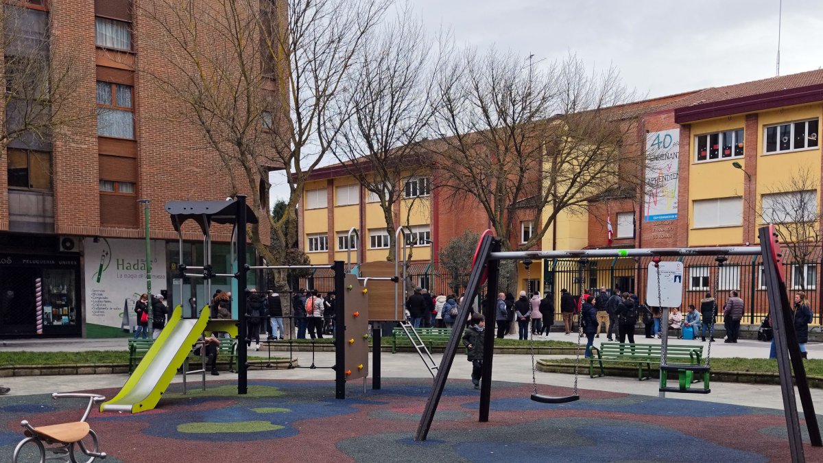 Parque infantil recién remodelado, frente al colegio Fernando de Rojas.