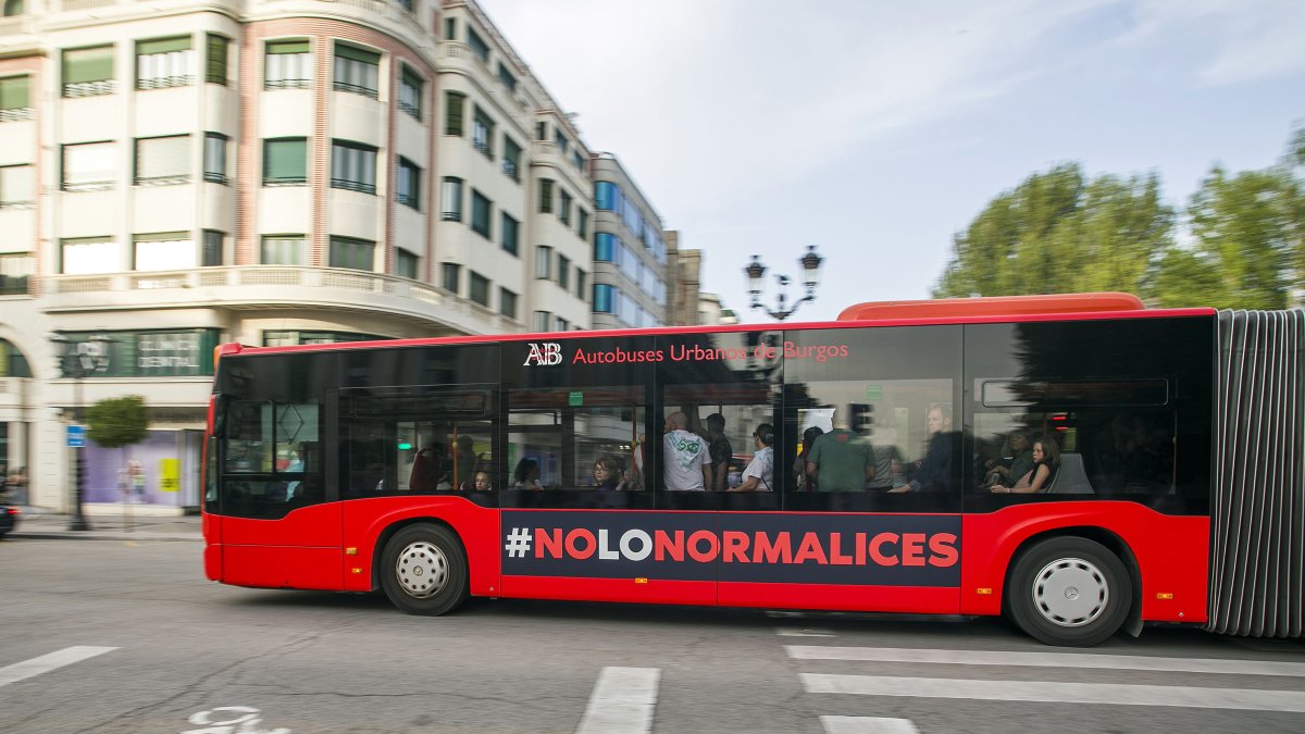 Imagen de un autobús urbano por la plaza del Cid, de la capital burgalesa.