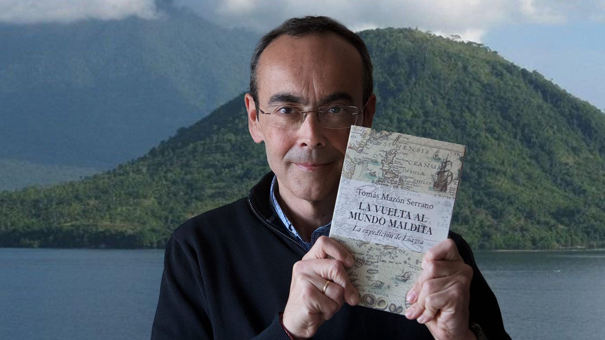 Tomás Mazón, con un ejemplar de su última obra.