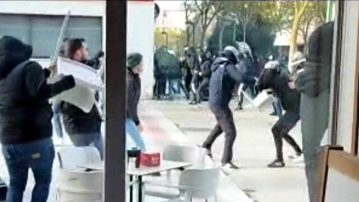 Imagen de la batalla campal entre los ultras.