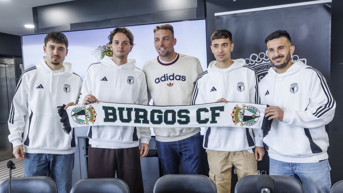 En el centro, Michu, junto a los cuatro nuevos jugadores del Burgos CF.