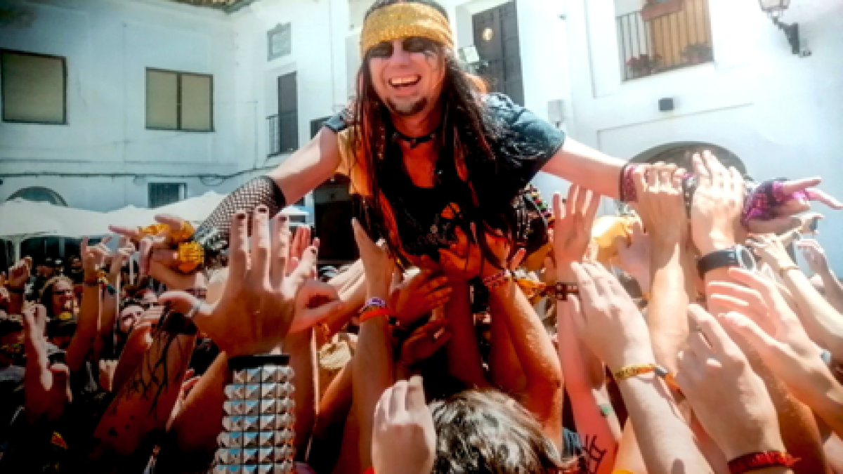 Charly Glamour, líder de Gigatrón, dándose un baño de masas durante un concierto de Bochornorama.