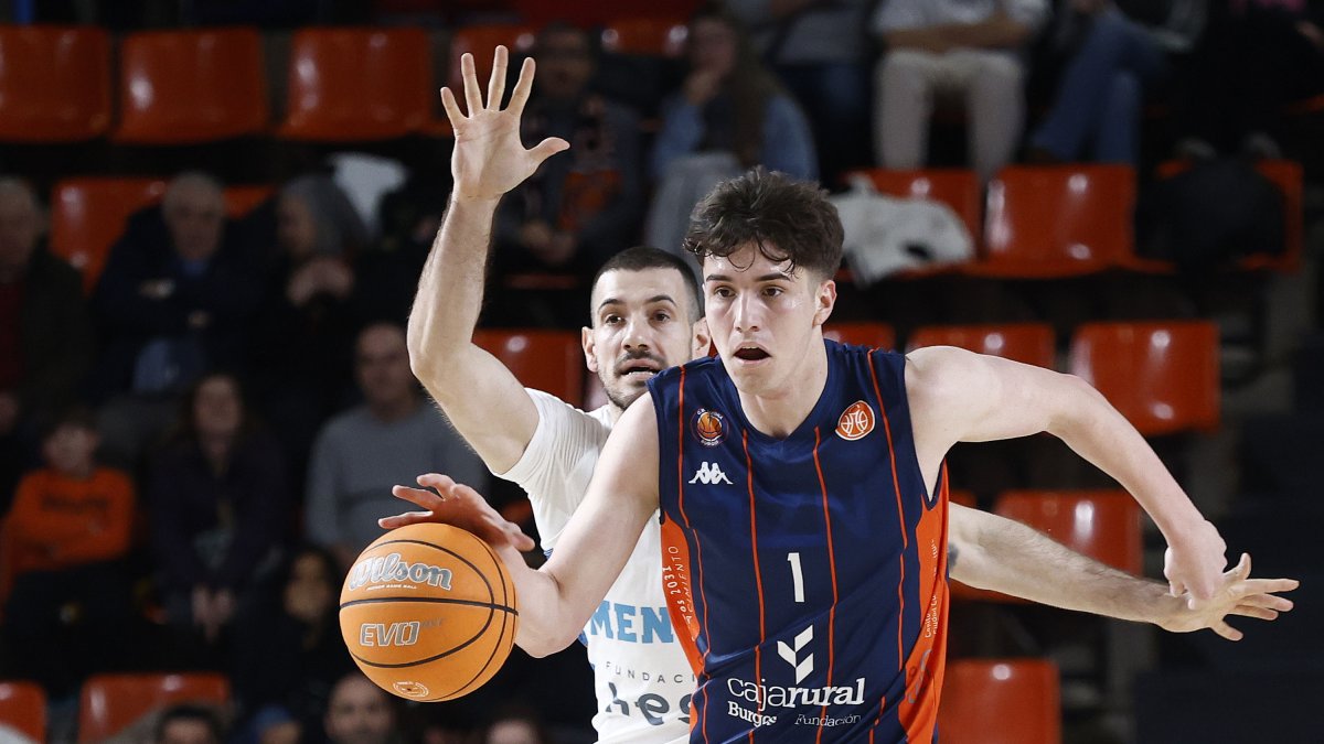 Imagen del partido entre el Grupo Ureta Tizona y Menorca.