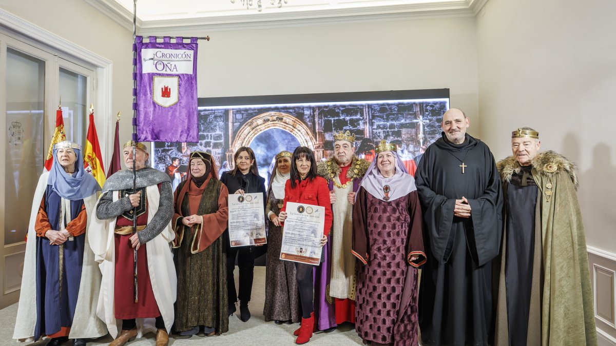 Inmaculada Sierra y miembros de la Asociación 'Cronicón de Oña' con trajes medievales en la presentación de 'La historia que nos une'.