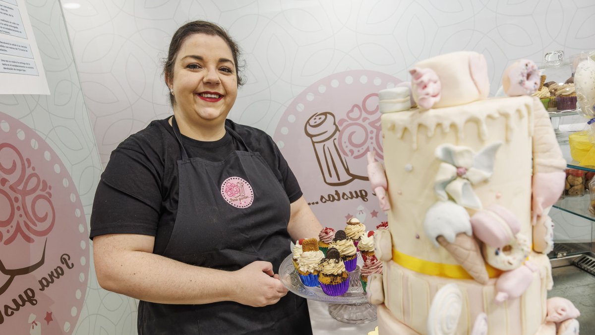 Sara Ordóñez posa sonriente en el mostrador de su negocio con unos ‘cupcakes’ recién hechos y una tarta de muestra.