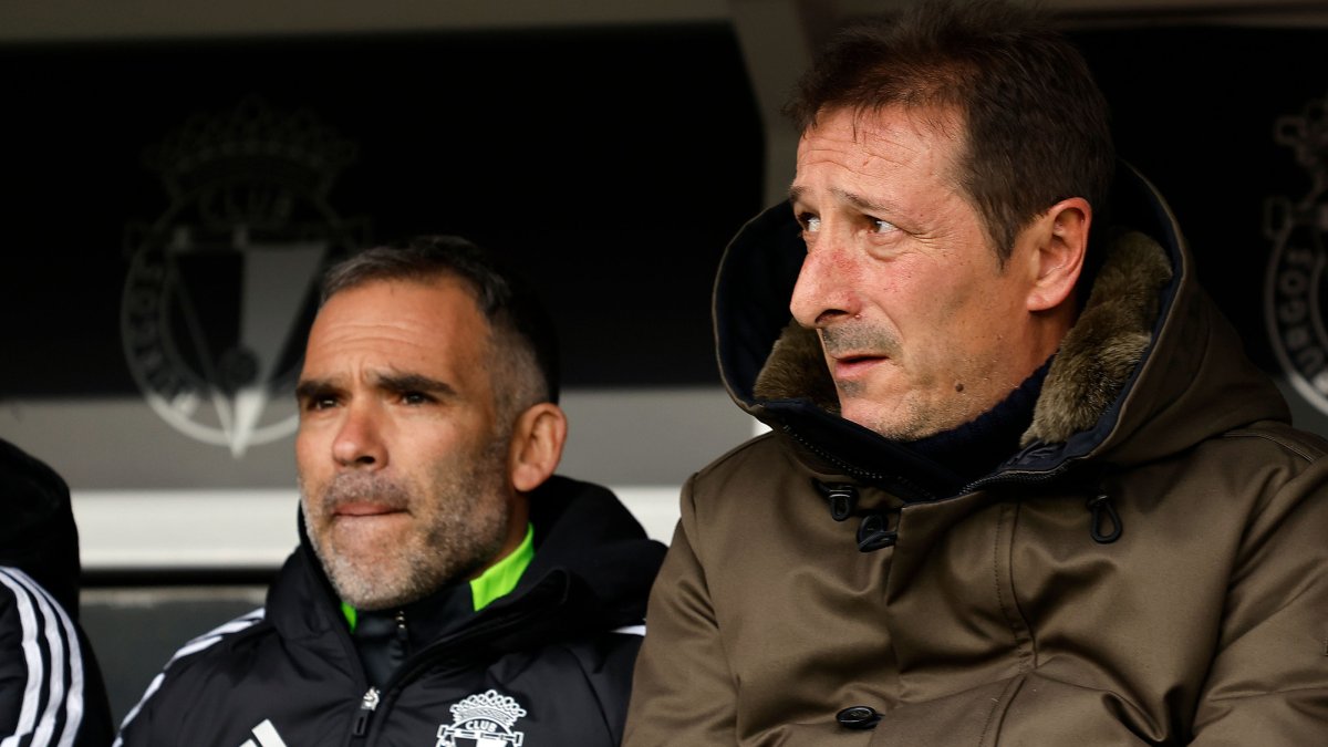 Ramis, en el banquillo de El Plantío durante el partido ante el Racing.