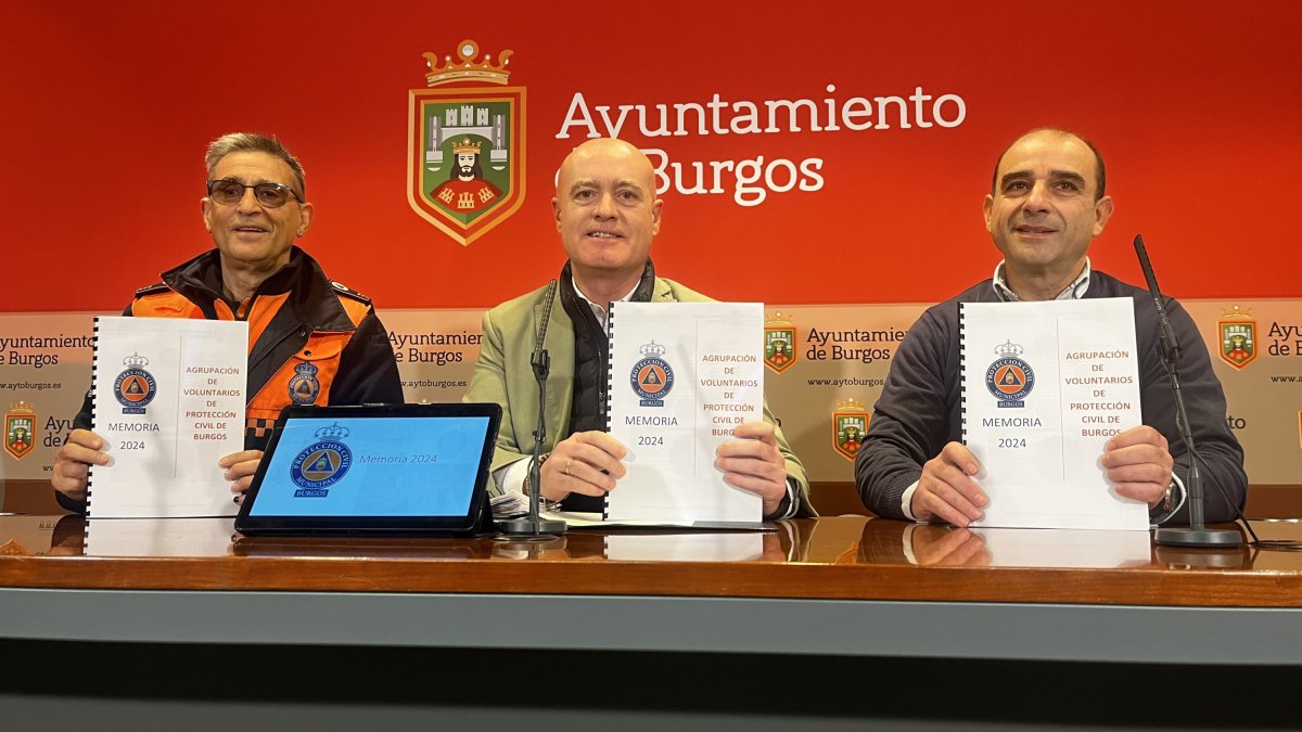 El concejal de Seguridad, Ángel Manzanedo, junto al jefe de la agrupación de protección civil, Lorenzo Bernabé (izda); y el jefe de la sección, Telmo Ruiz.