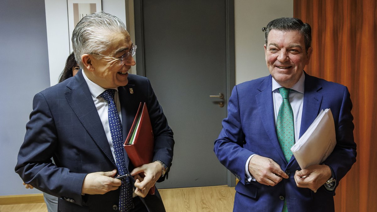 El consejero de la Presidencia, Luis Miguel González Gago, junto al delegado territorial en Burgos, Roberto Saiz.