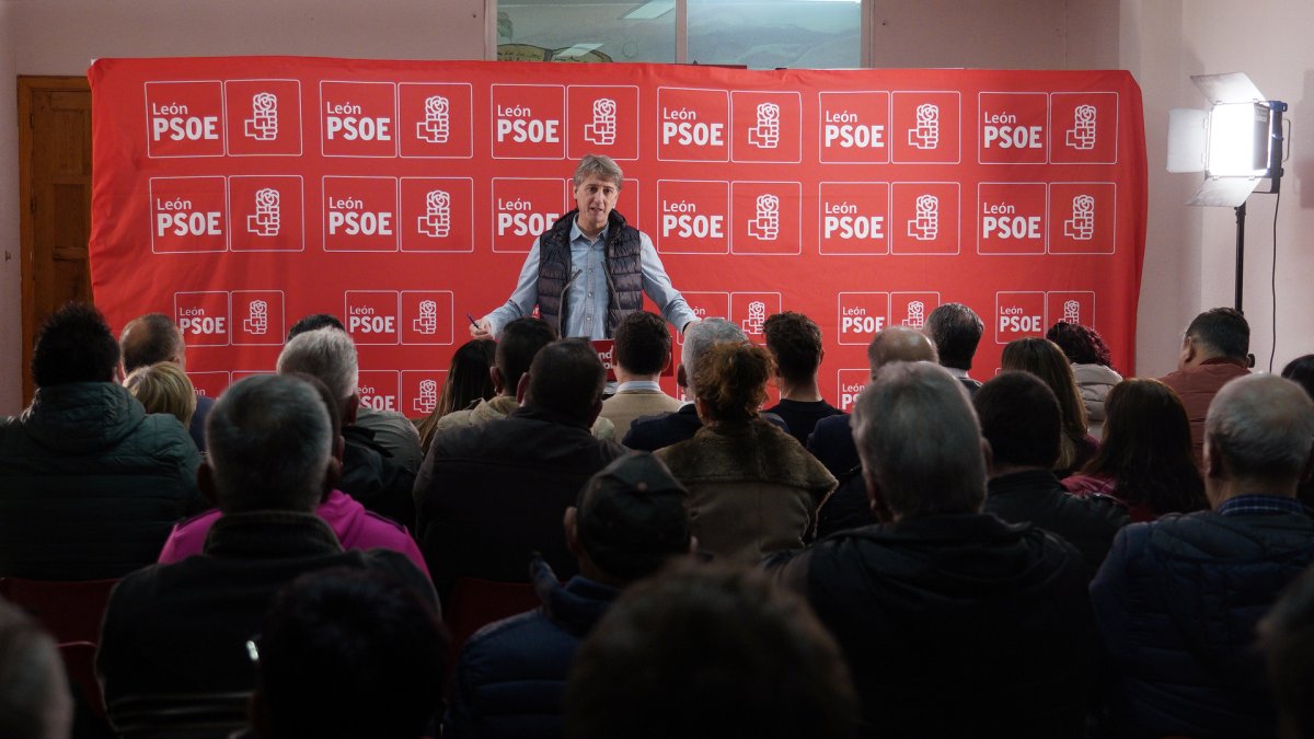 El secretario general electo del PSOE CyL, Carlos Martínez, durante su encuentro con militantes del PSOE de Villablino (León).