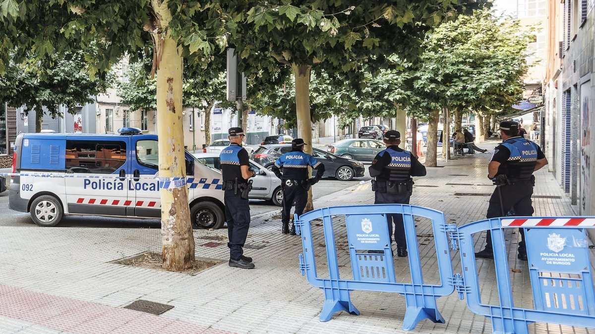 Control policial en la calle Briviesca, foco de numerosas peleas durante los fines de semana.
