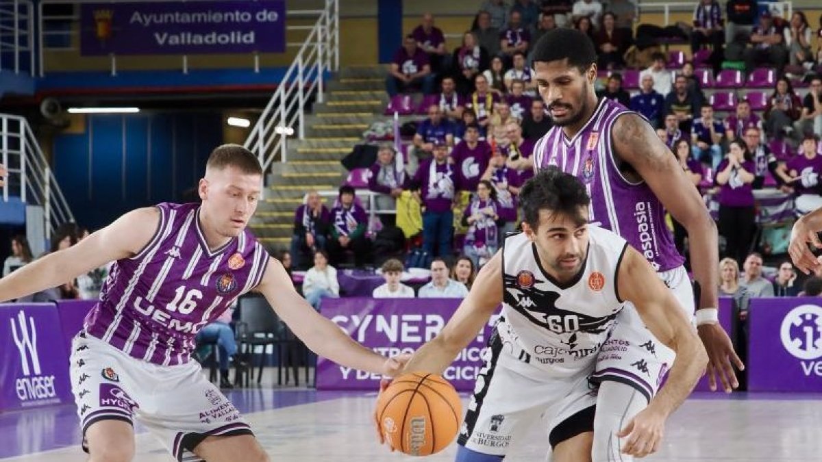 Ayoze Alonso se va de dos rivales en el pabellón Pisuerga.