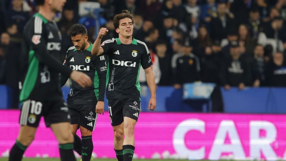 Íñigo Córdoba celebra el golazo por la escuadra que anotó en la Romareda y que al final supuso la victoria y los tres puntos para el Burgos CF.