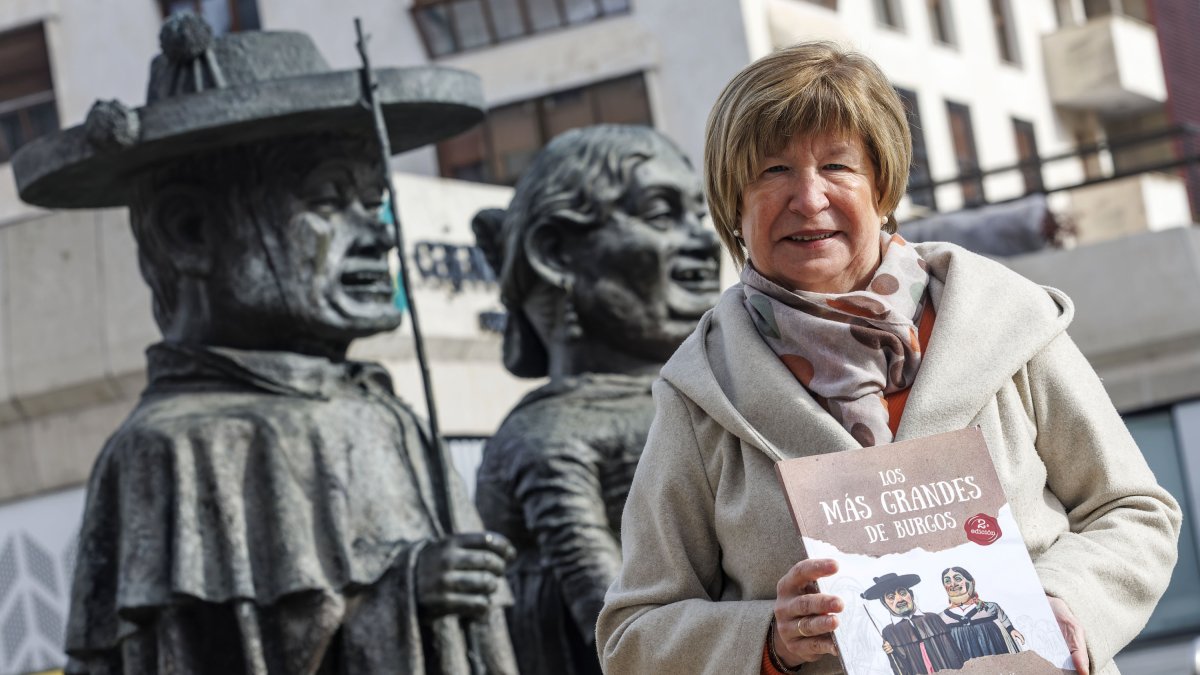 María Ángeles Vázquez de Luis en la estatua que homenajea a los Gigantillos, 'Los más grandes de Burgos'.