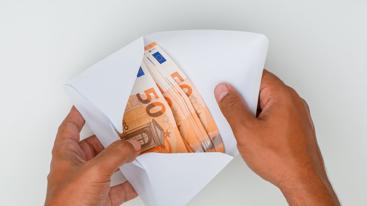 La Policía Nacional busca al propietario de un sobre con dinero extraviado en Burgos.