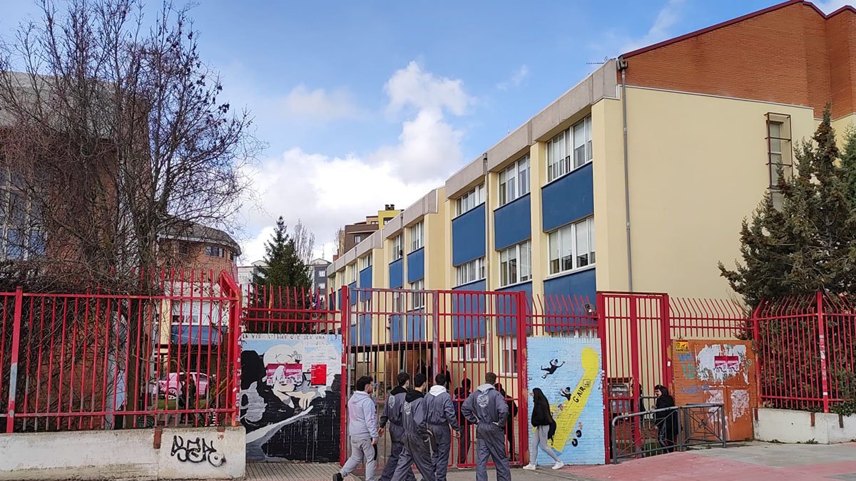 Entrada al IES Diego Marín Aguilera, en la carretera de Poza.