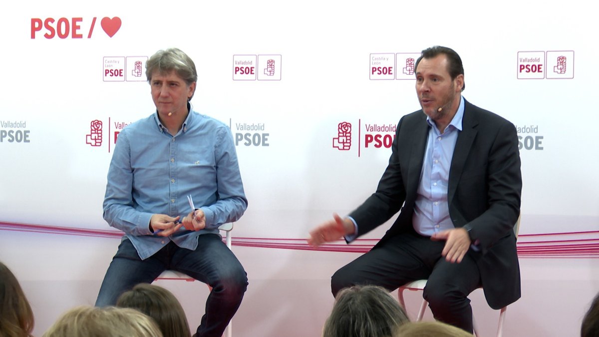 Carlos Martínez y Óscar Puente en una reunión con la militancia del PSOE de Castilla y León.