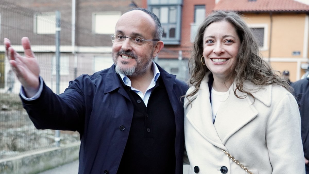 El presidente del PP de Cataluña, Alejandro Fernández, y la presidenta provincial y vicesecretaria de Educación y Sanidad, Ester Muñoz, protagonizan los ‘Encuentros Populares’ en Astorga.