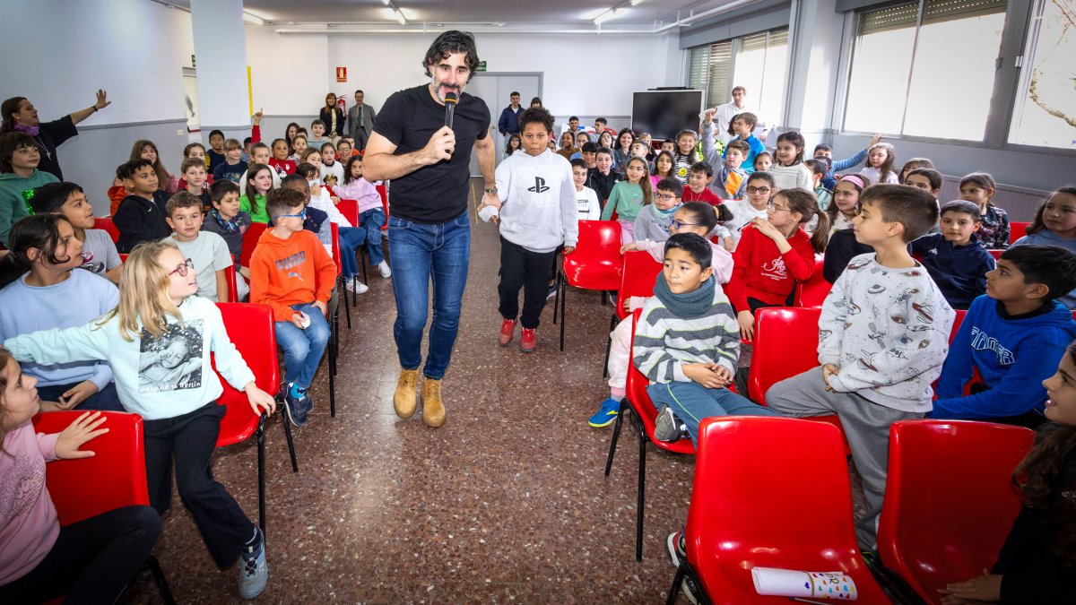 David Amor, durante su encuentro con el alumnado de cuarto de Primaria del Fernando de Rojas.