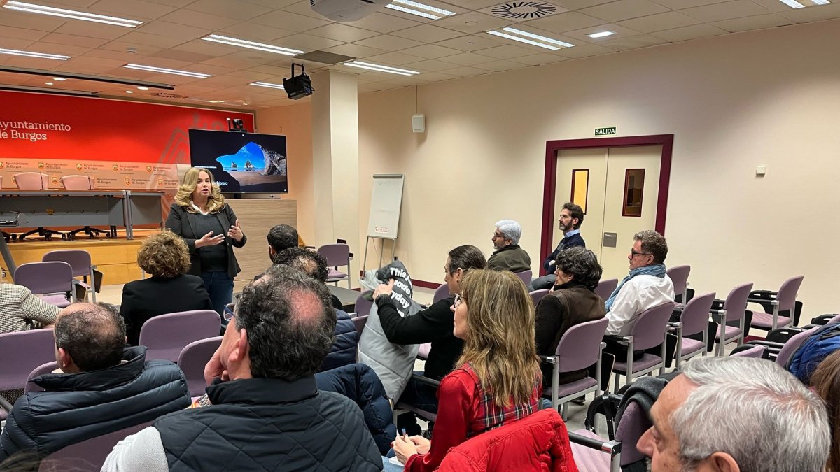 Un momento de la reunión de la alcaldesa, Cristina Ayala, con las organizaciones.