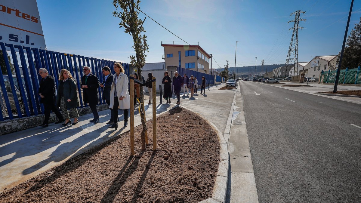 Las calles Merindad de Castilla la Vieja y Merindad de Montija recién remodeladas en el polígono de Villalonquéjar.
