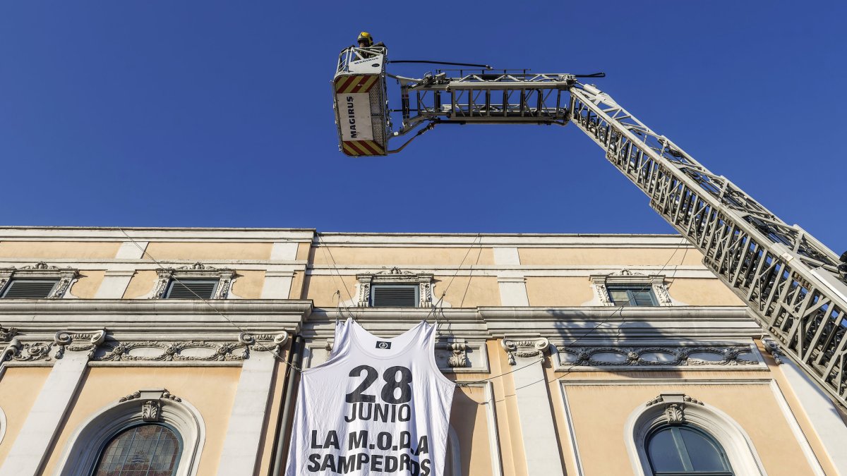 El vehículo autoescala de los Bomberos de Burgos ha ayudado a desplegar la camiseta interior gigante que anuncia la fecha del concierto.