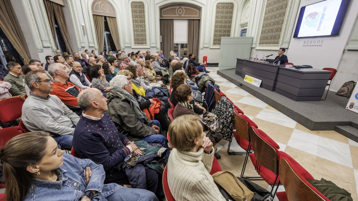 La charla sobre el yacimiento de Torrelara que impartió ayer Fidel Torcida abarrotó la sala Polisón del Teatro Principal.