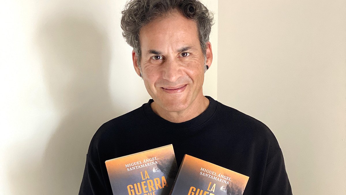 El escritor y periodista Miguel Ángel Santamarina.