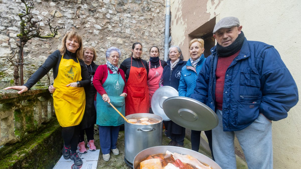El grupo de vecinos que pusieron ayer las ollas al fuego con la cecina que se repartira el proximo sabado en la Plaza de San Pedro de la Fuente.