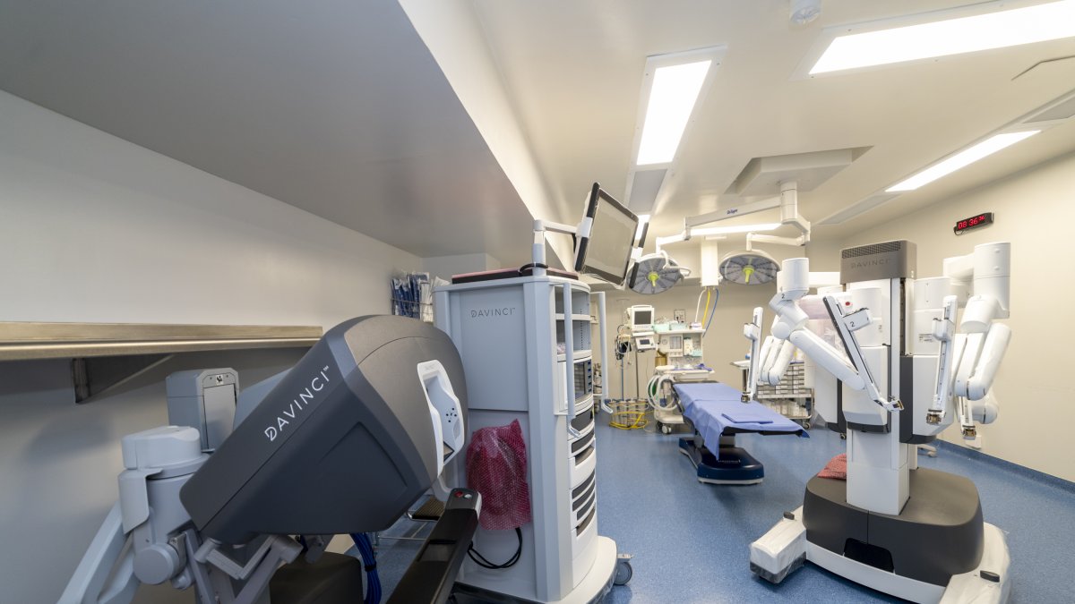 Imagen del robot Da Vinci de Recoletas Salud Burgos.