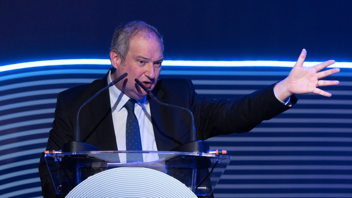 El ministro de Industria y Turismo, Jordi Hereu, a su salida de la intervención en la V edición del Foro ANFAC 2025, en el Palacio de Linares, a 20 de febrero de 2025, en Madrid (España).
