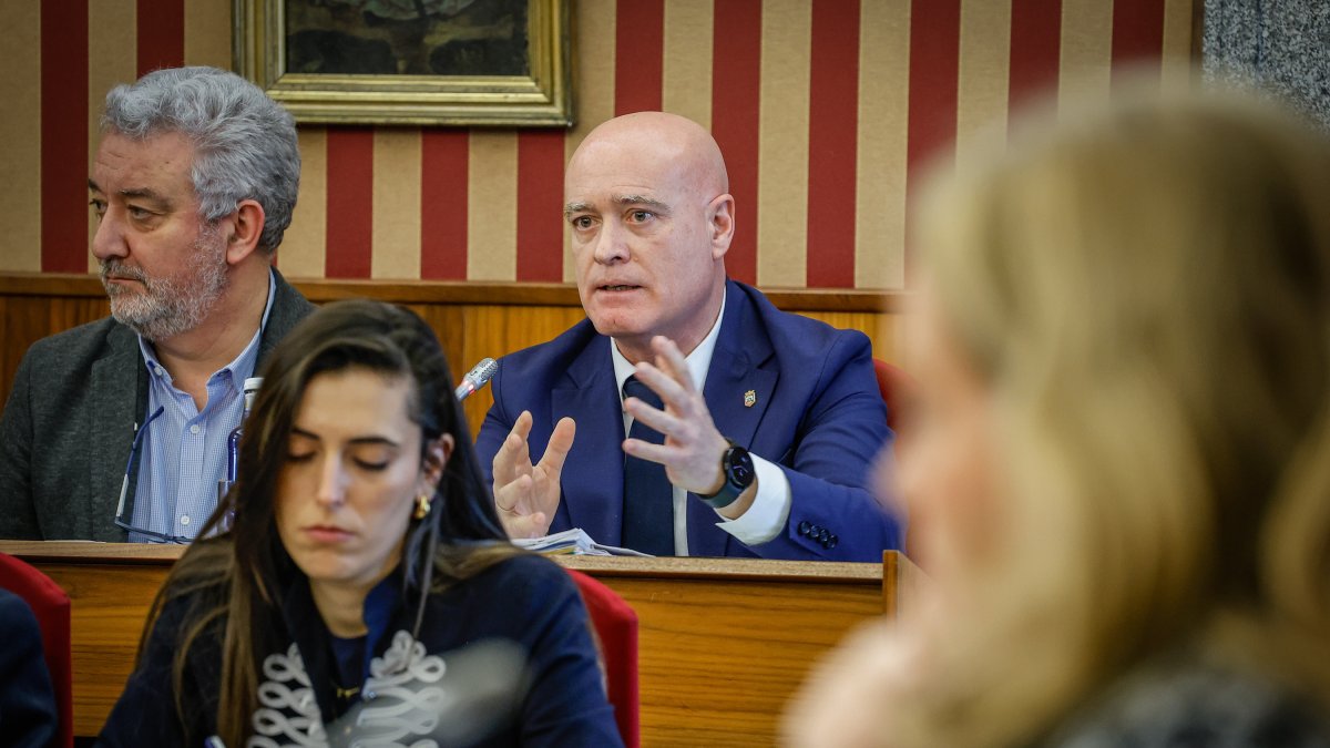 Un momento de una de las intervenciones en el Pleno de Ángel Manzanedo, concejal de Hacienda en el Ayuntamiento de Burgos.