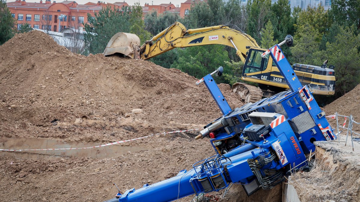 Imagen de la grúa volcada.