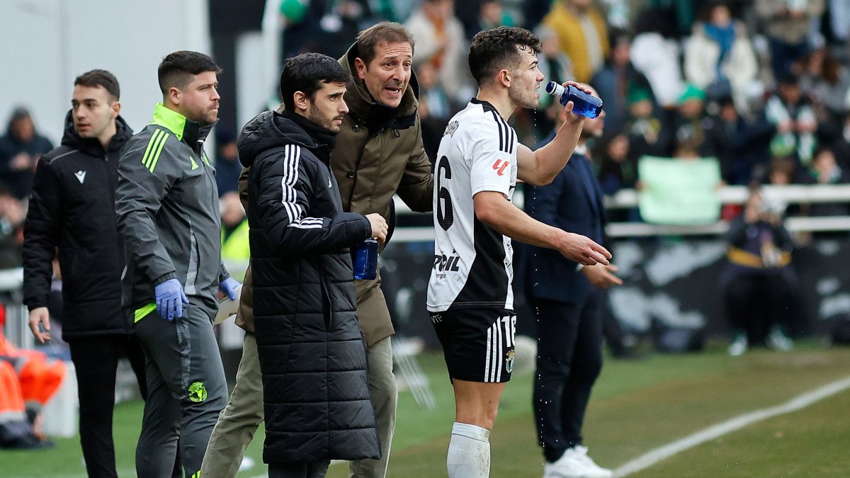 Ramis da instrucciones a Curro durante el partido contra el Racing.